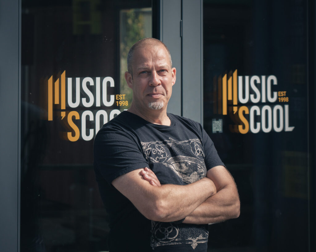 Roan Segers byggede sin egen musikskole i Roskilde med trommestikker og containere