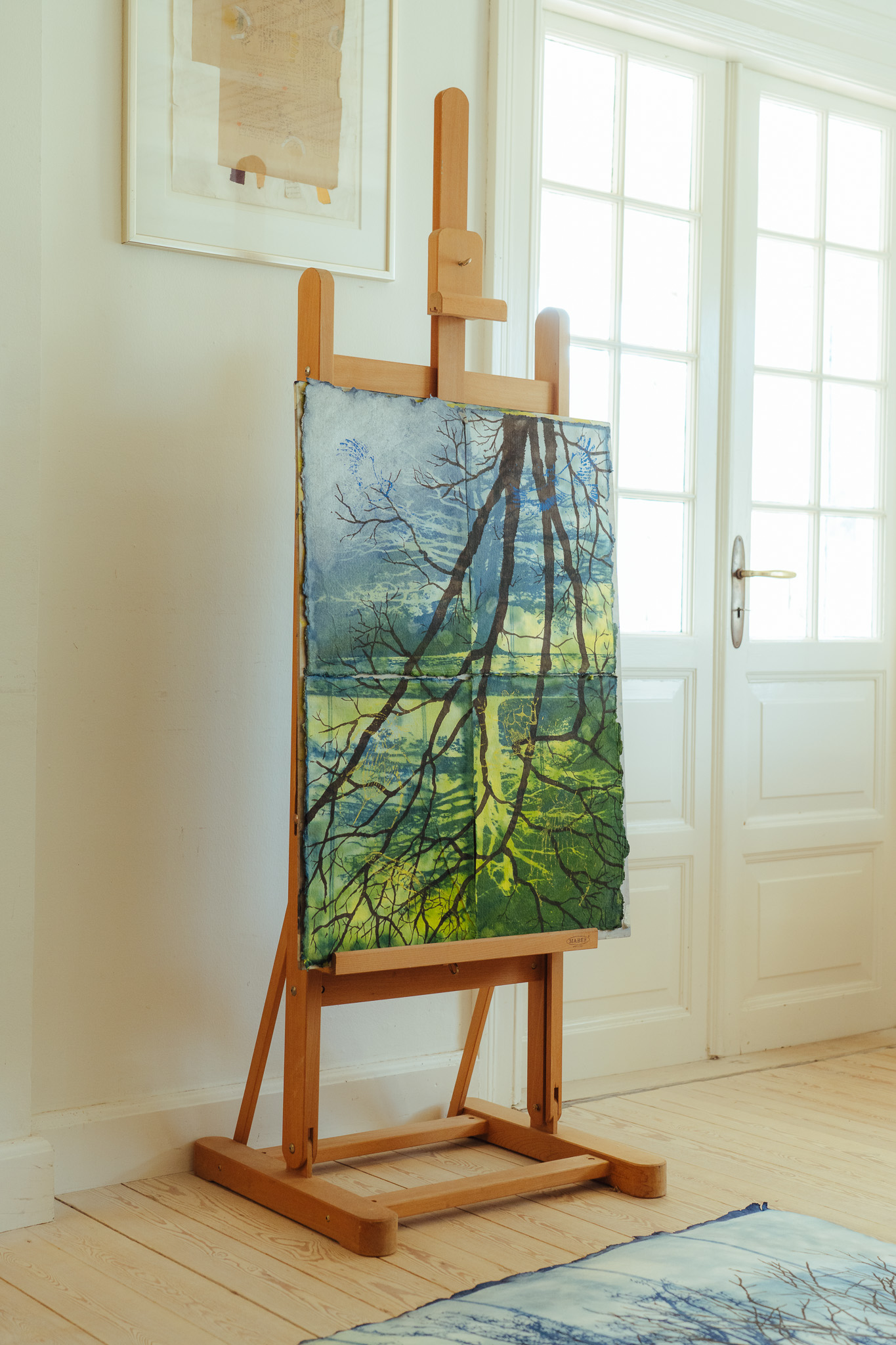 Staffeli med lærred og kunst af Karin Lykke