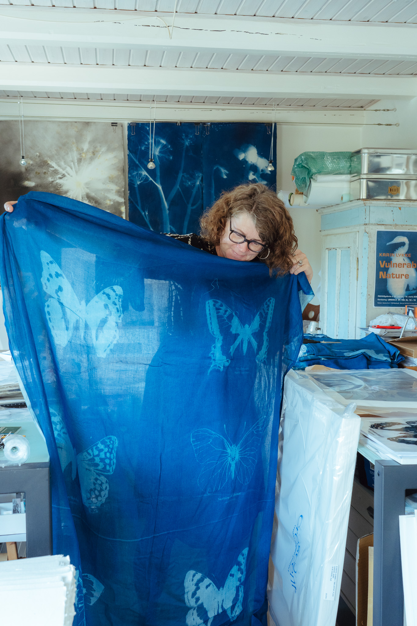 Karin Lykke fremviser et stort stoflærred med tryk på