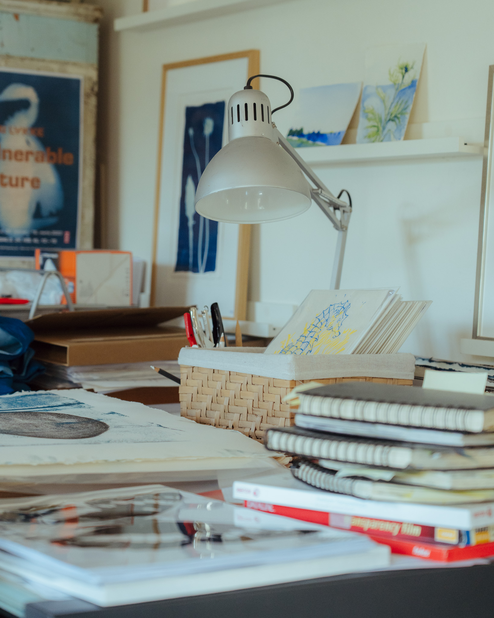 Billede af arbejdsbord hjemme ved Karin Lykke