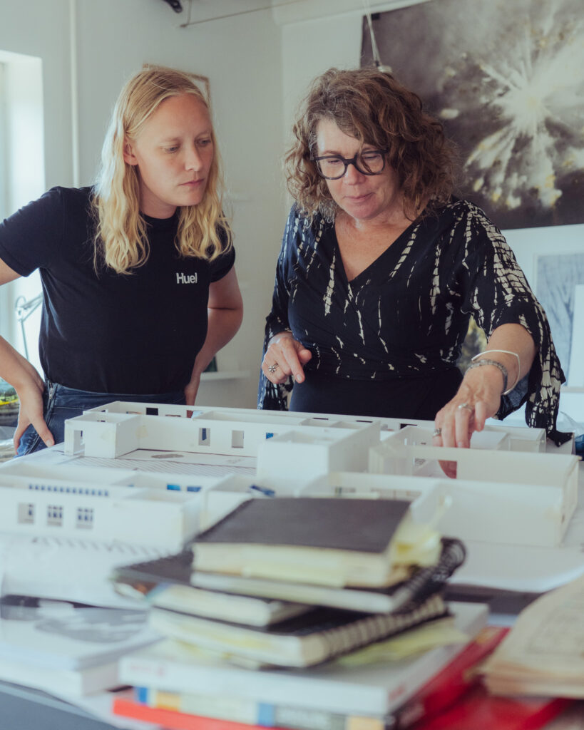 Karin Lykke fremviser model af Silkeborg Bad til journalist Mie Olsen