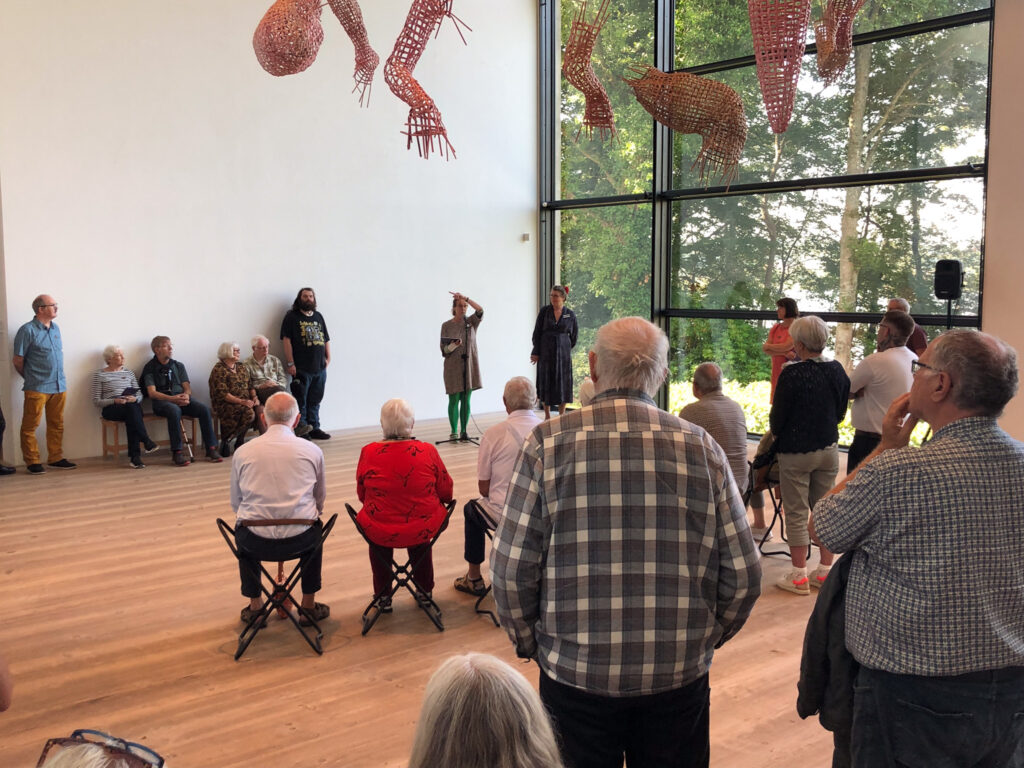 Billede 1 fra Karin Lykkes ferniseringen på KunstCentret Silkeborg Bad 20. september 2025. Foto: Lars Christensen/KCSB