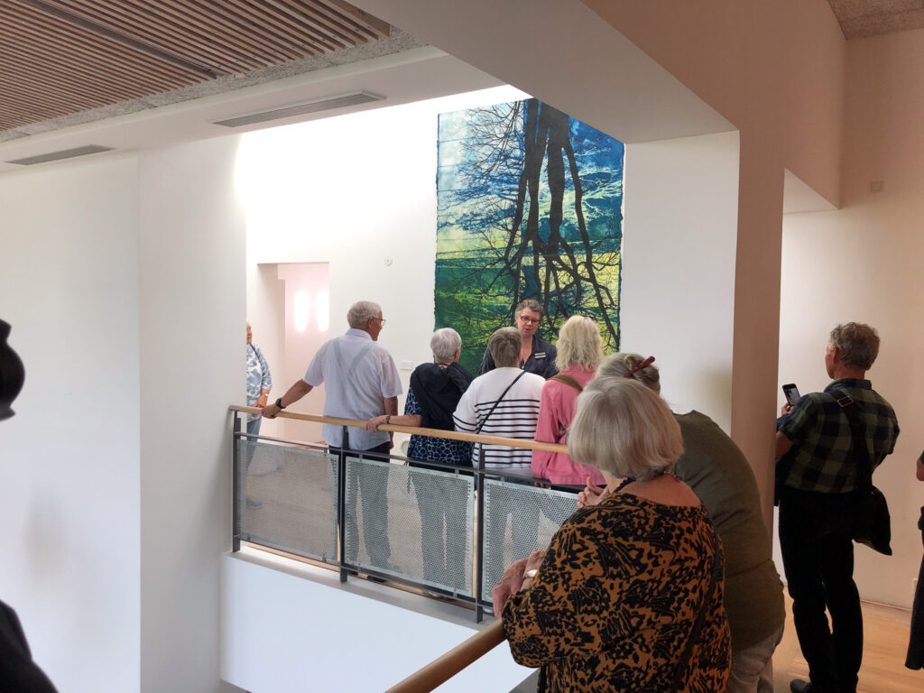 Billede 2 fra Karin Lykkes ferniseringen på KunstCentret Silkeborg Bad 20. september 2025. Foto: Lars Christensen/KCSB