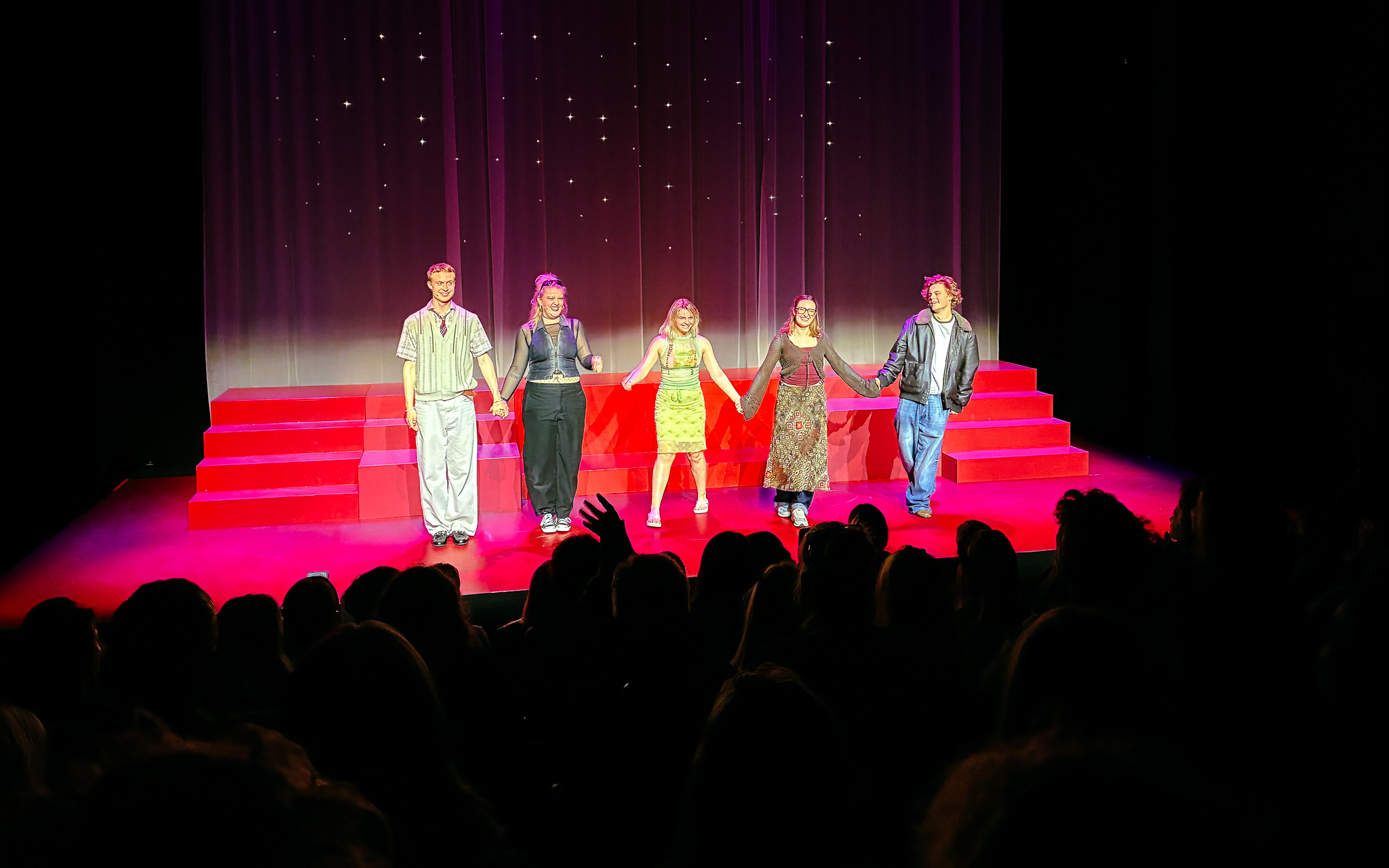 Billede af skuespillerne der bukker til et stående publikum