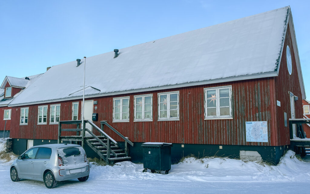 Billede af NEI (Grønlands Kunstskole) - det røde hus